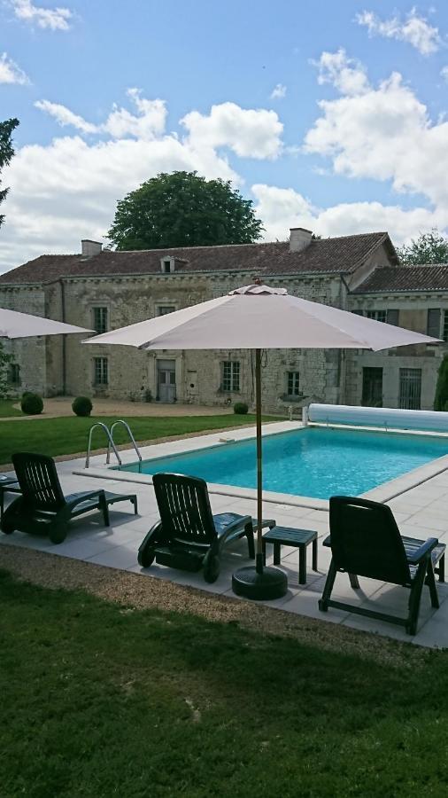 Domaine De Bourgville Monts-sur-Guesnes Exterior foto