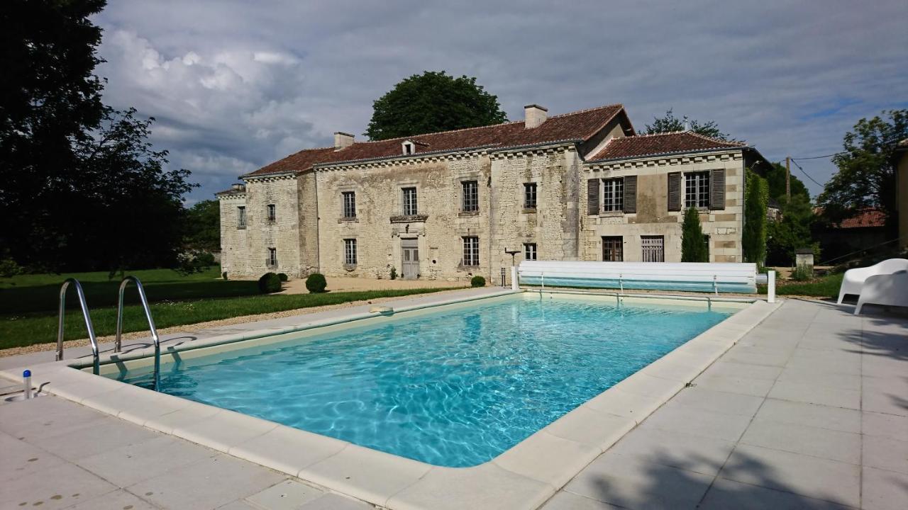 Domaine De Bourgville Monts-sur-Guesnes Exterior foto